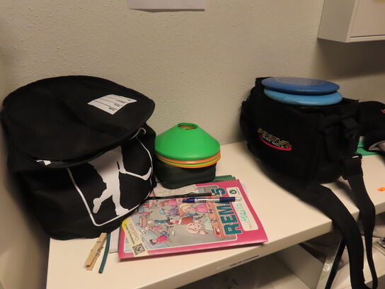 3 stk. Reoler med indhold