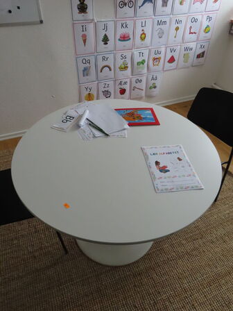 2 stk. Borde, stole, m.v.