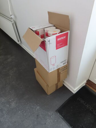 Håndklæderuller & 2 kasser affaldssække