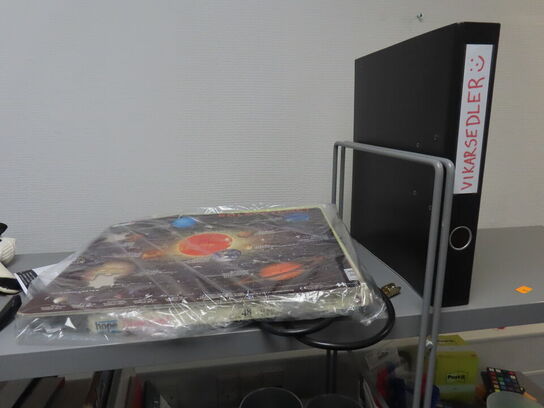 Reol med indhold af diverse bolde, bøger, hobbyting, m.v.