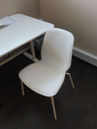 Bord, sofa, afskærmningsvæg, m.v.