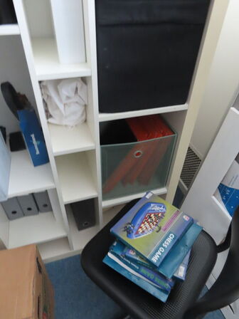 2 stk. Reoler med indhold