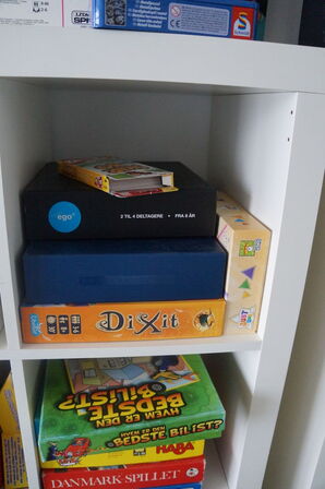 Reol med indhold af diverse spil