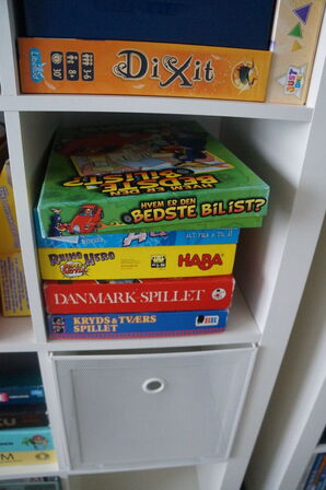 Reol med indhold af diverse spil