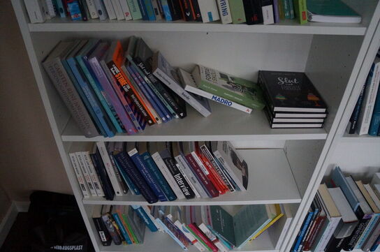 2 stk. Reoler med indhold af diverse fagbøger