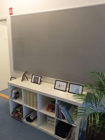 Opslagstavle, reol, m.v.