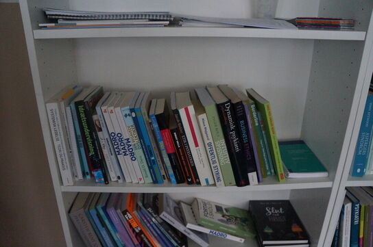 2 stk. Reoler med indhold af diverse fagbøger