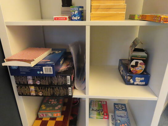 Reol med indhold af diverse spil