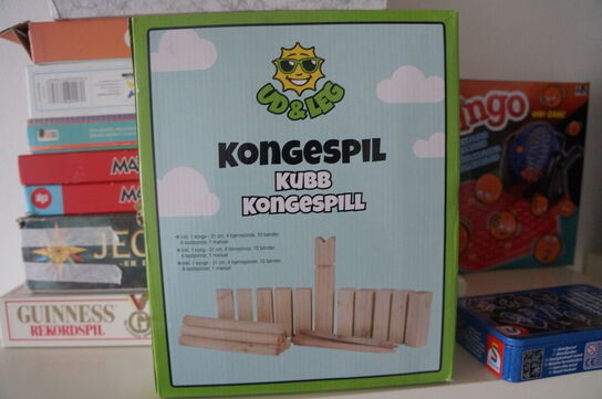 Reol med indhold af diverse spil