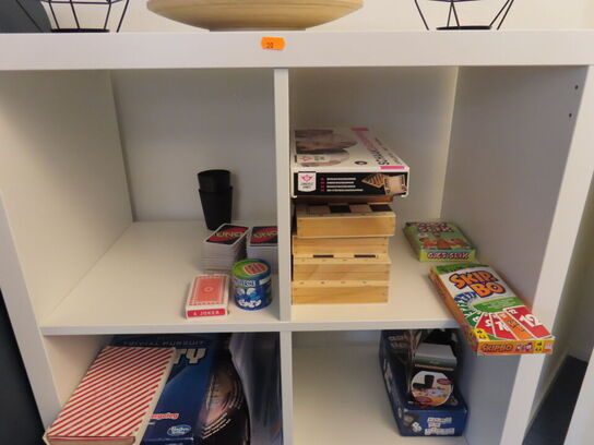 Reol med indhold af diverse spil