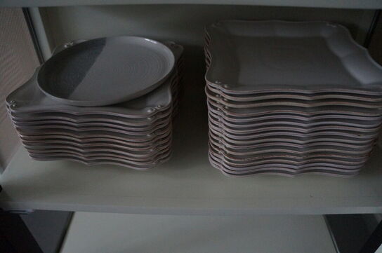 Vitrineskab med diverse service