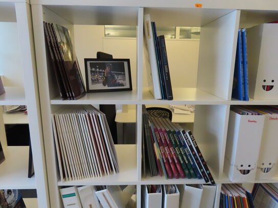 2 stk. Reoler med indhold af diverse fagbøger