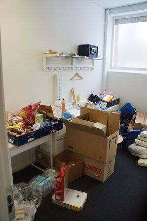 Diverse tørvarer, bord, m.v.