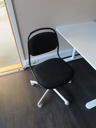 Bord, sofa, afskærmningsvæg, m.v.