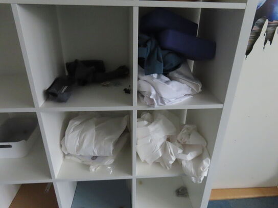 2 stk. Reoler med indhold