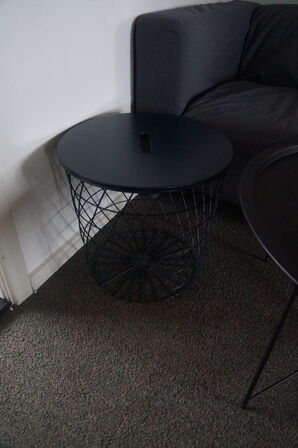 Reol med indhold af diverse kontorartikler, m.v.