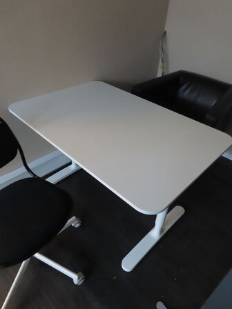 Bord, sofa, afskærmningsvæg, m.v.