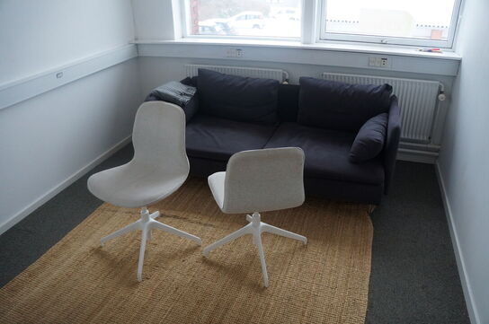 Diverse borde, reoler, stole, m.v.