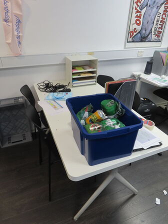 Bord & 2 stk. Stole, m.v.