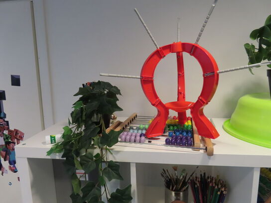 Reol med indhold af diverse spil