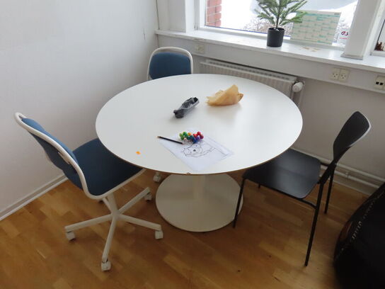 Bord, stole, whiteboard, m.v.