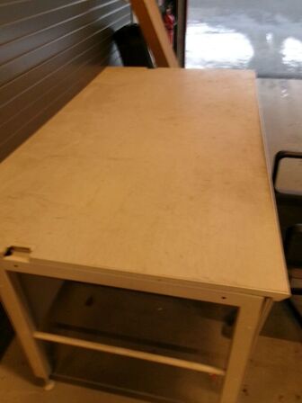 Skrivebord med kontorstol