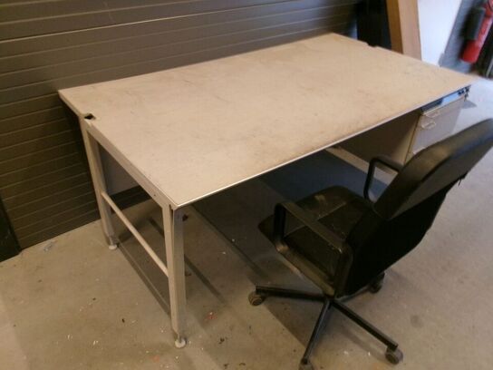 Skrivebord med kontorstol