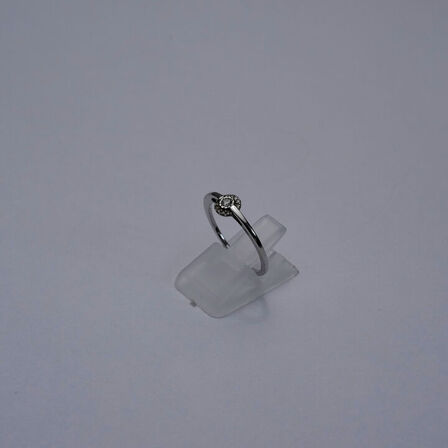 Brillantring af 9 kt.hvidguld prydet med en brillant på 0.05 ct