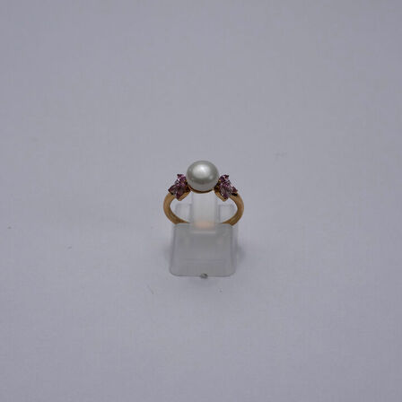 Ring af 9 kt. guld med safir, ferskvandsperle samt brillanter