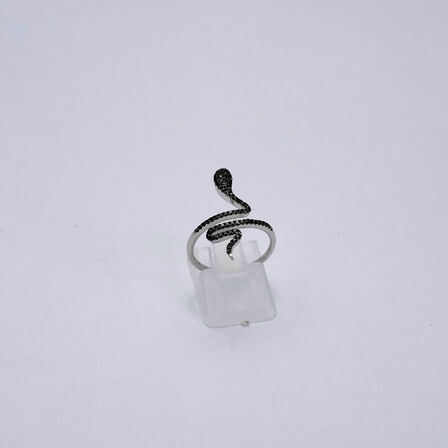 Slangering af 18 kt. hvidguld prydet med sorte diamanter, ialt ca. 0.36 ct.