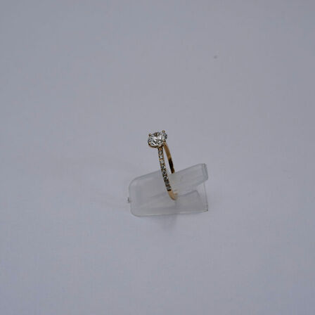 Ring af 14 kt guld, med brillantslebene laboratorieskabte diamanter