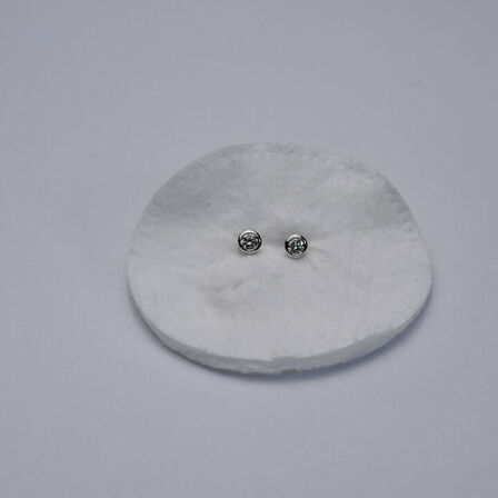 Et par ørestikker af 14 kt hvidguld