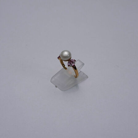 Ring af 9 kt. guld med safir, ferskvandsperle samt brillanter i alt 0,042 ct