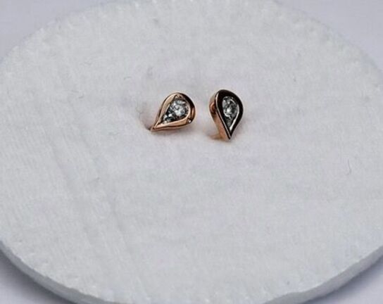 Par brillantørestikker af 9 kt. rosaguld