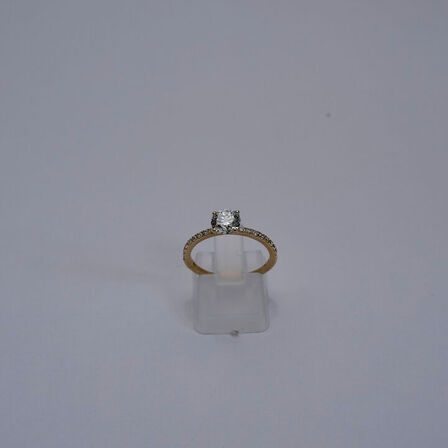 Ring af 14 kt guld, med brillantslebene laboratorieskabte diamanter