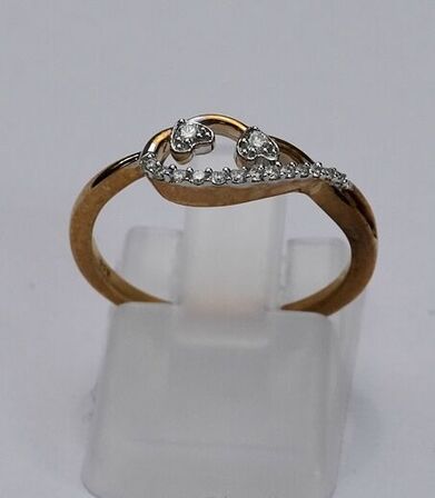 Brillantring af 9 kt. guldprydet med brillanter