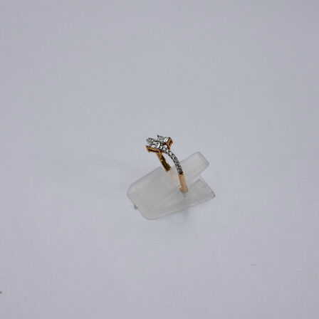 Diamantring af 9 kt. guld. Prydet med baguette og brillantslebne diamanter, ialt ca. 0.19 ct.