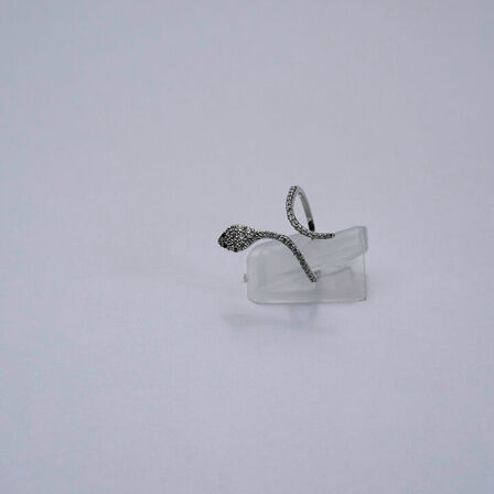 Slangering af 14 kt. hvidguld prydet med talrige brillantslebne diamanter, samlet ca. 0.41 ct