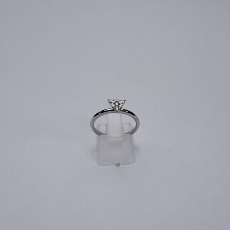 Brillantring af 9 kt. hvidguld prydet med diamanter