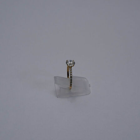 Ring af 14 kt guld, med brillantslebne laboratorieskabte diamanter