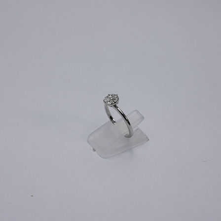 Brillantring af 9 kt. hvidguld prydet med dråbeslebne og brillantslebne diamanter med på ialt ca. 0.31 ct.