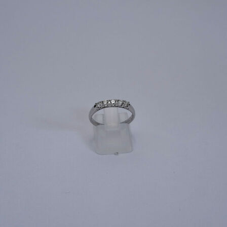 Alliancering af 14 kt. hvidguld prydet med brillantslebne diamanter, samlet ca. 0.34 ct.