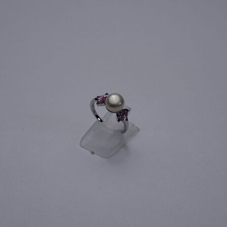 Ring af 9 kt. hvidguld med safir