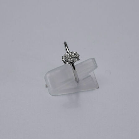 Brillantring af 9 kt. hvidguld prydet med diamanter