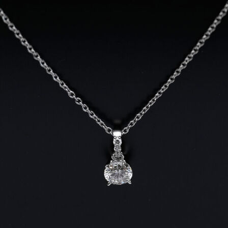 Solitaire vedhæng af 14 kt. hvidguld med brillantslebne laboratorieskabte diamanter på samlet ca. 0.53 ct