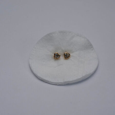 Et par ørestikker af 14 kt guld, hver prydet med en laboratorieskabt diamant, samlet ca 0.79 ct,