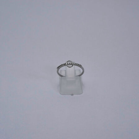 Diamantring af 9 kt. hvidguld prydet med mindre brillantslebne diamanter, samlet ca. 0.11 ct.