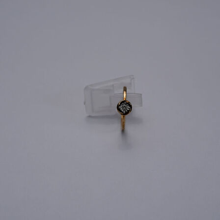 Diamantring af 9 kt. guld prydet med en brillantsleben diamant