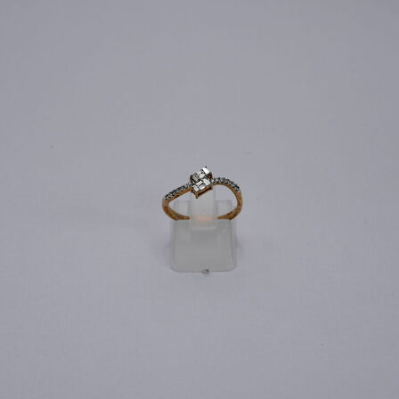 Diamantring af 9 kt. guld. Prydet med baguette og brillantslebne diamanter, ialt ca. 0.19 ct.