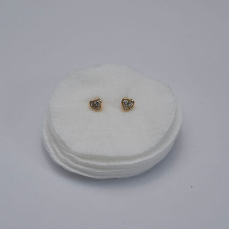 Et par ørestikker af 14 kt guld, hver prydet med en laboratorieskabt diamant, samlet ca 0.79 ct,